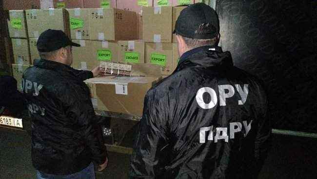 На трассе Киев-Одесса задержали автомобиль со 136 тысячами пачек контрабандных сигарет 03
