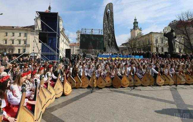 407 бандуристов одновременно исполнили Заповіт, установив рекорд 03