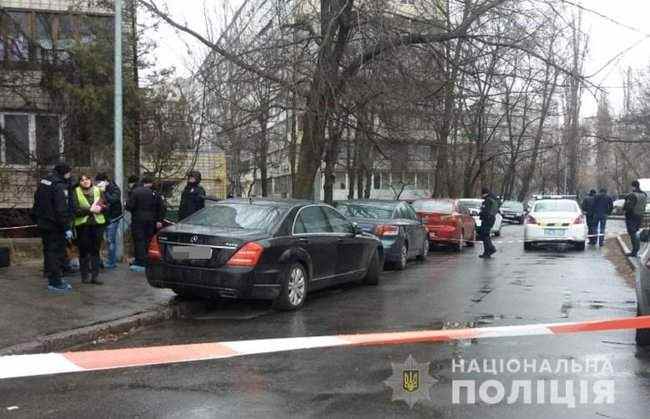 Мужчину застрелили в салоне Мерседеса в Киеве, убийца скрылся 02