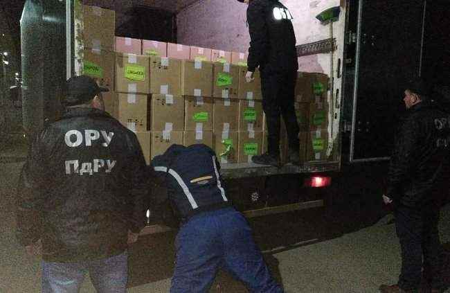 На трассе Киев-Одесса задержали автомобиль со 136 тысячами пачек контрабандных сигарет 01