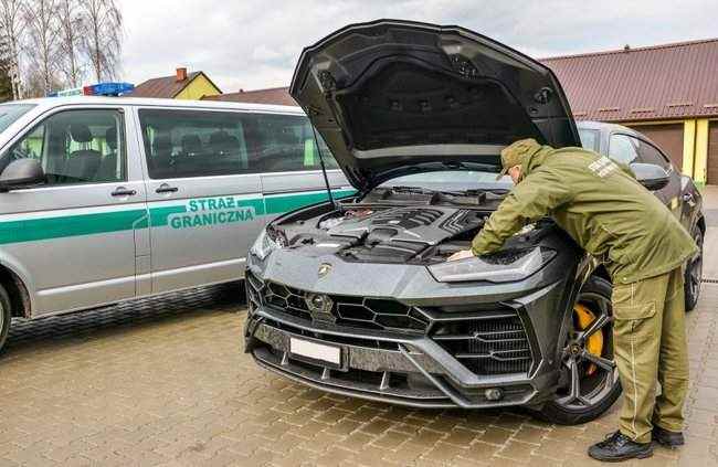 Украинец пытался выехать из Польши на угнанном в Швейцарии Lamborghini Urus: его задержали на границе 01