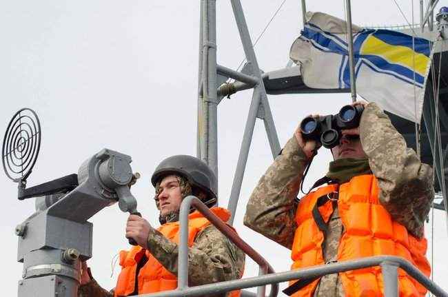 Французский минный тральщик Каприкорн и ракетный катер Прилуки ВМС Украины провели совместные учения 07