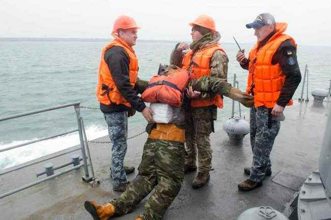 Французский минный тральщик Каприкорн и ракетный катер Прилуки ВМС Украины провели совместные учения 09