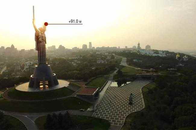 На вершине памятника Родина-мать в Киеве открыли смотровую площадку 01