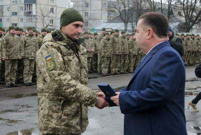 Полторак вручил ведомственные награды Минобороны военнослужащим 16 отдельной бригады армейской авиации 06