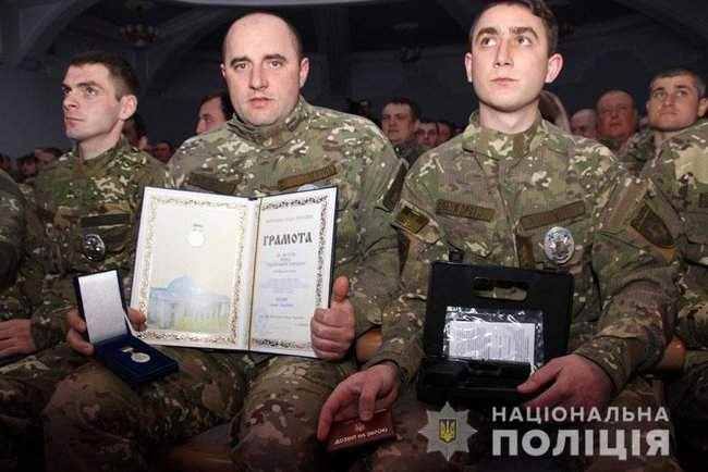 Добровольцы, которые несут службу в зоне проведения ООС, получили награды от руководства МВД и Нацполиции 11