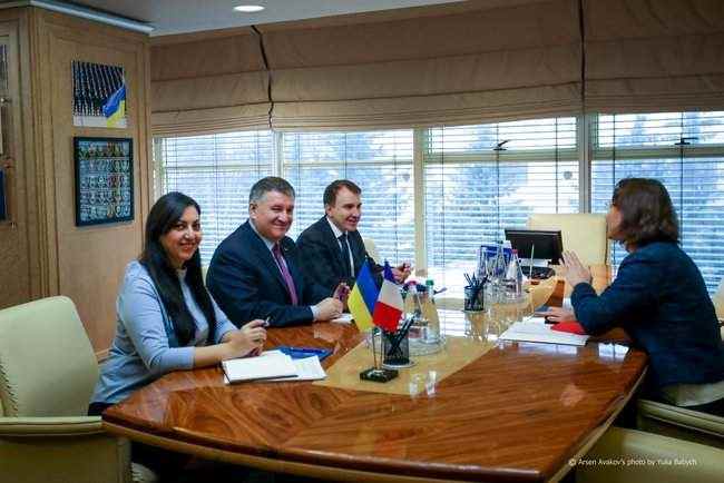 Аваков и посол Франции Дюмон обсудили обеспечение честных выборов в Украине 01