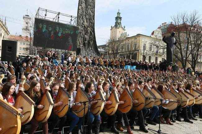 407 бандуристов одновременно исполнили Заповіт, установив рекорд 05