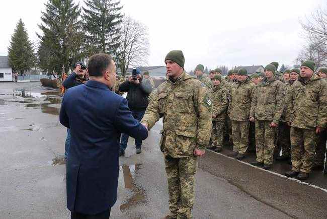 Полторак вручил ведомственные награды Минобороны военнослужащим 16 отдельной бригады армейской авиации 04