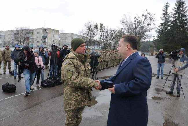 Полторак вручил ведомственные награды Минобороны военнослужащим 16 отдельной бригады армейской авиации 05