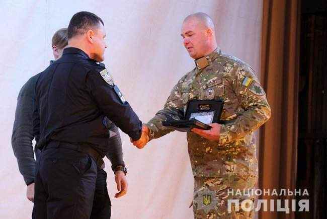 Добровольцы, которые несут службу в зоне проведения ООС, получили награды от руководства МВД и Нацполиции 04