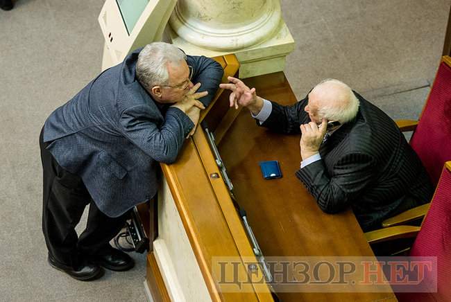 Рассмотрение языкового закона, Соболев с плакатом Автобуси замість собачої будки и Мороко с пылесосом-роботом, - день работы ВР 21 марта 14