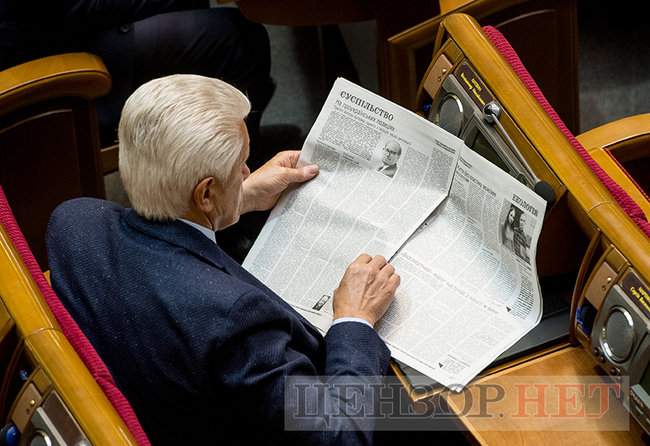 Рассмотрение языкового закона, Соболев с плакатом Автобуси замість собачої будки и Мороко с пылесосом-роботом, - день работы ВР 21 марта 04