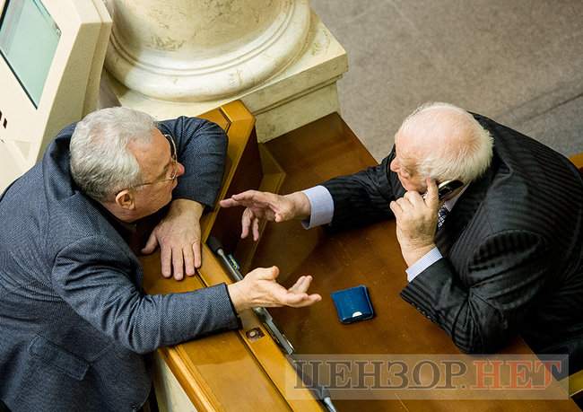 Рассмотрение языкового закона, Соболев с плакатом Автобуси замість собачої будки и Мороко с пылесосом-роботом, - день работы ВР 21 марта 15