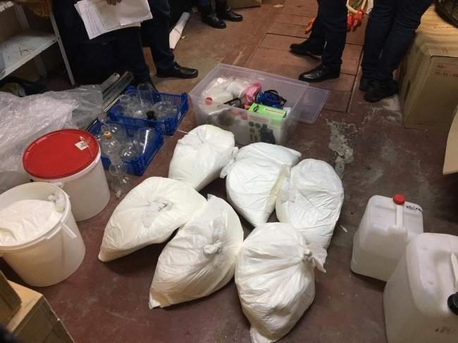 Деятельность преступной группы, которая производила наркотики, прекращена в Днепре , изъято товара на 20 млн грн, - СБУ 05