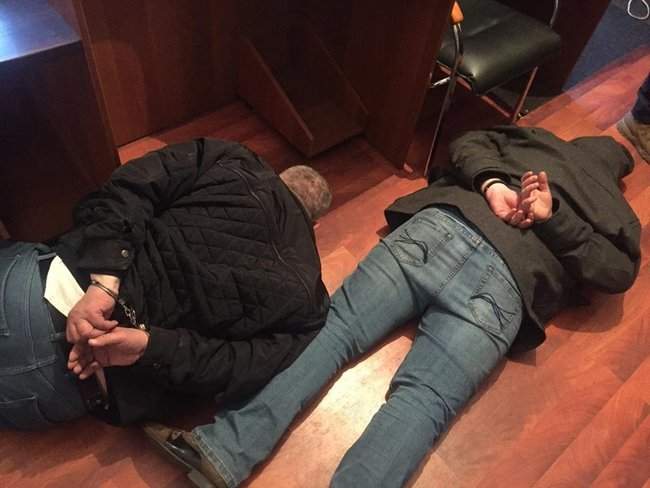 В Киеве задержаны 4 человека при попытке продать 2 литра красной ртути за 246 тыс. евро, - прокуратура 01