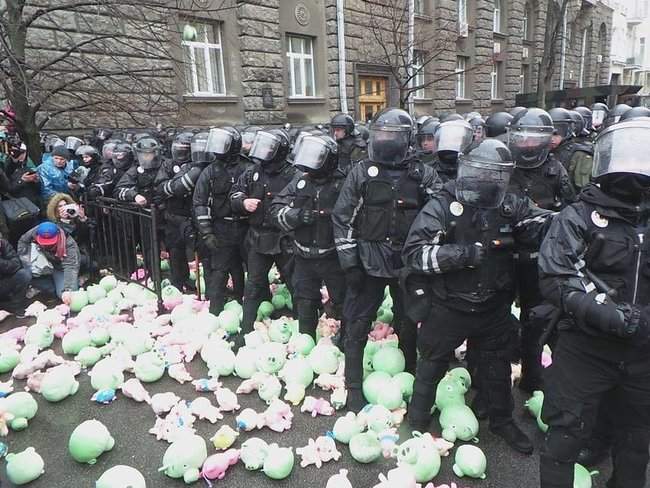 Участники акции Свинарчуків Порошенка – за ґрати! забросали силовиков у Администрации Президента игрушечными свиньями 10