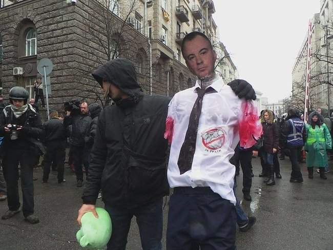 Участники акции Свинарчуків Порошенка – за ґрати! забросали силовиков у Администрации Президента игрушечными свиньями 12