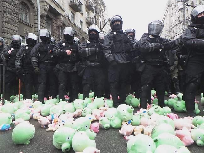 Участники акции Свинарчуків Порошенка – за ґрати! забросали силовиков у Администрации Президента игрушечными свиньями 15