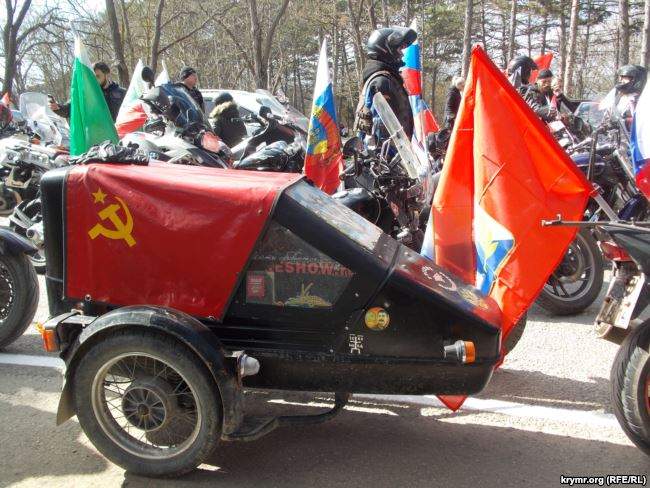 На броневиках и с портретами Сталина: путинские байкеры устроили автопробег в оккупированном Крыму 02