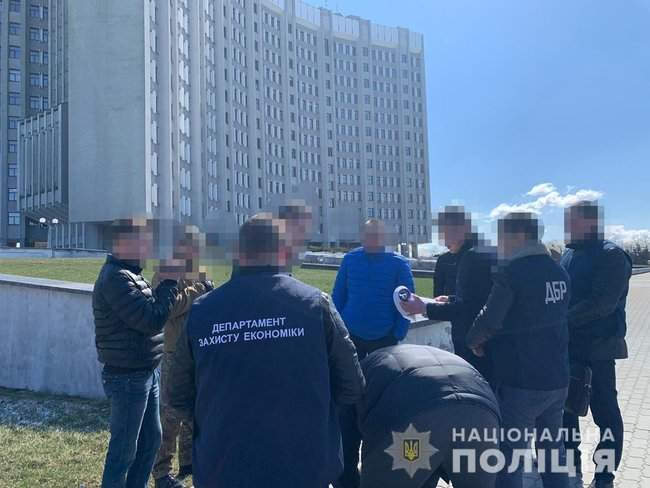 Во Львове сотрудник ГФС попался на взятке 12 тыс. грн, - Нацполиция 01