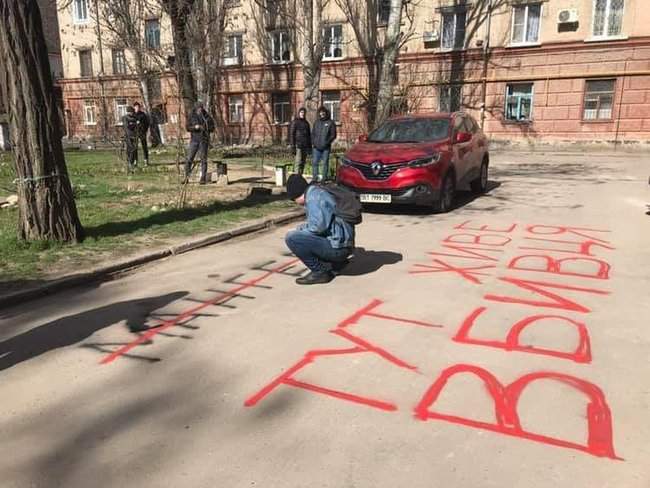 Активисты провели акцию под домом подозреваемого в деле убийства Гандзюк Мангера 01