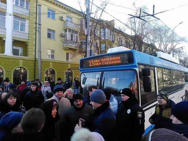 Жители Мариуполя перекрыли движение в центре города, требуя отменить подорожание проезда 02