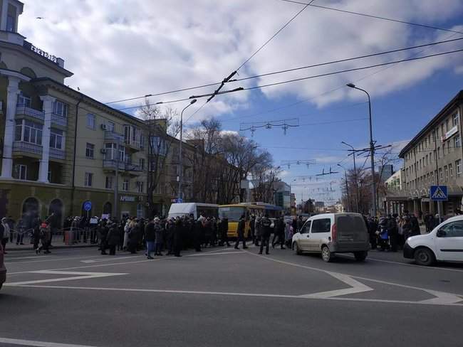 Жители Мариуполя перекрыли движение в центре города, требуя отменить подорожание проезда 03