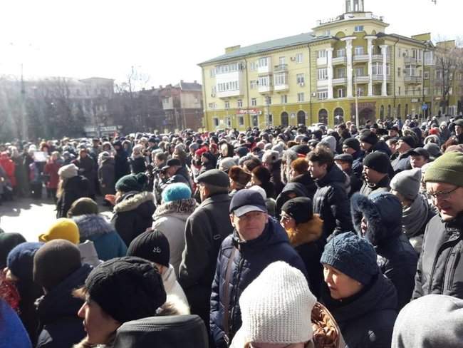 Жители Мариуполя перекрыли движение в центре города, требуя отменить подорожание проезда 04