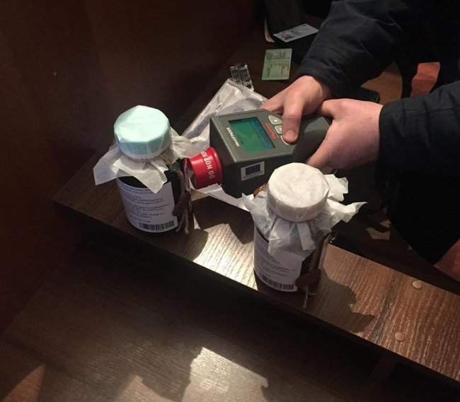 В Киеве задержаны 4 человека при попытке продать 2 литра красной ртути за 246 тыс. евро, - прокуратура 03