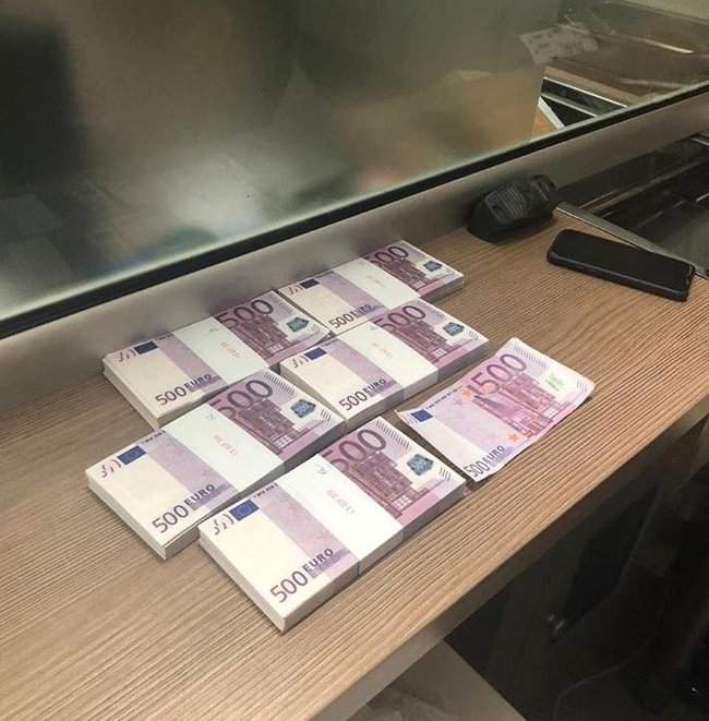 В Киеве задержаны 4 человека при попытке продать 2 литра красной ртути за 246 тыс. евро, - прокуратура 04