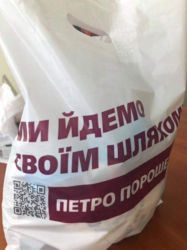 В агитпалатках Порошенко в Днепропетровской области раздавали продукты 03