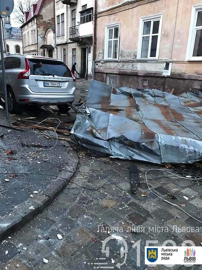 Мощный ветер сорвал крышу с двухэтажного дома во Львове, повредив соседние дома и автомобиль, - ОГА 04