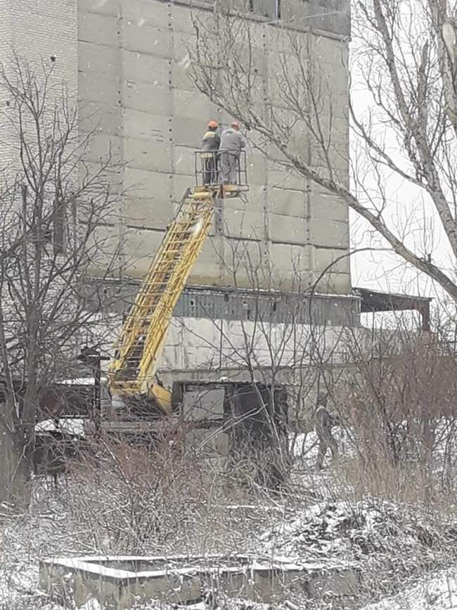 Оккупанты обстреляли Новолуганское, из-за чего ремонтникам пришлось остановить работы на линии электропередач, - пресс-центр ООС 05