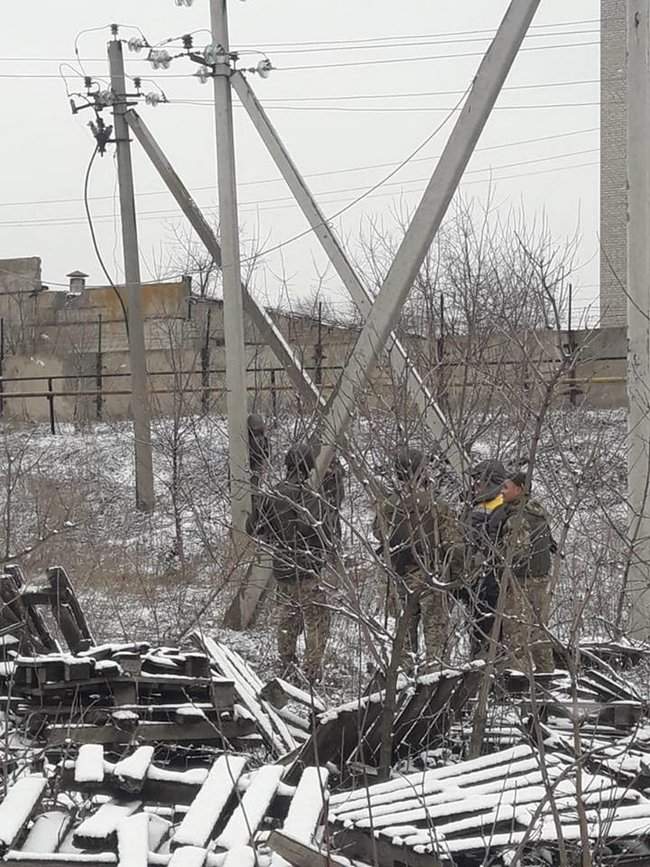 Оккупанты обстреляли Новолуганское, из-за чего ремонтникам пришлось остановить работы на линии электропередач, - пресс-центр ООС 06