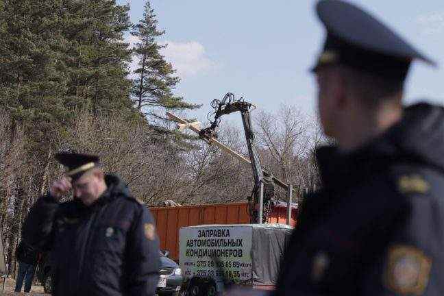 В Беларуси власти снесли 70 крестов, установленных в память о жертвах сталинских репрессий 03