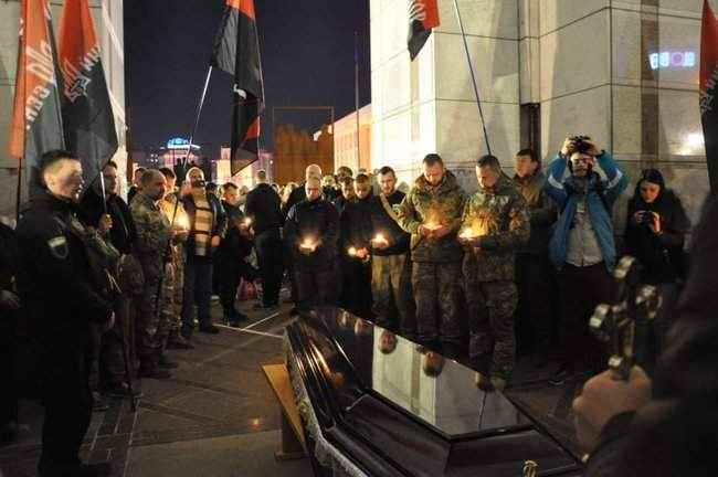 На Майдане попрощались с погибшим в ДТП на Донбассе добровольцем Федоришиным 04