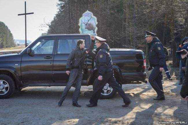 В Беларуси власти снесли 70 крестов, установленных в память о жертвах сталинских репрессий 06