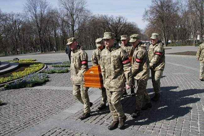 Харьков простился с пулеметчицей 54-й бригады Яной Червоной, погибшей при минометной атаке в зоне ООС 01