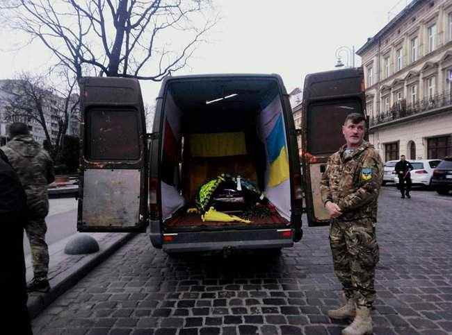 С погибшим в ДТП на Донбассе добровольцем Федоришиным простились на Львовщине 01