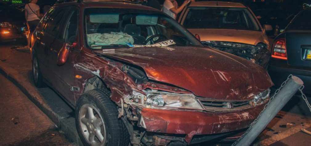 В Киеве пьяный водитель Honda на «евробляхах» разбил 7 машин и уснул