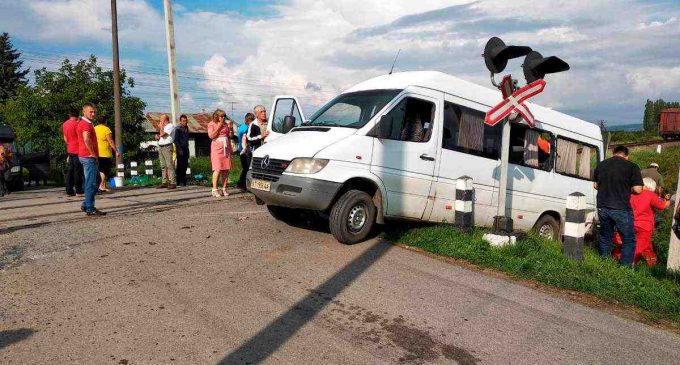 Поезд протаранил микроавтобус с пассажирами, есть погибшие