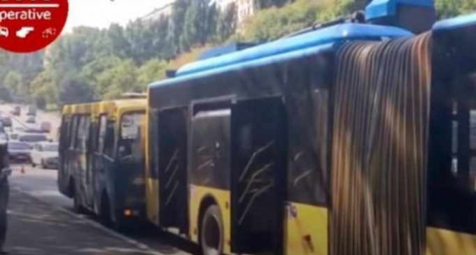 В Киеве маршрутка врезалась в троллейбус, есть пострадавшие