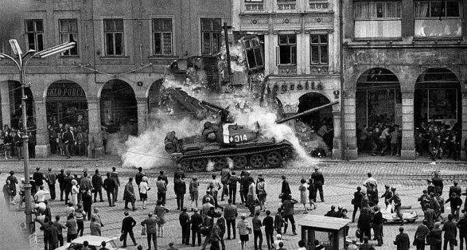Больше половины россиян не знает о вводе войск СССР в Чехословакию в 1968 году — The Guardian