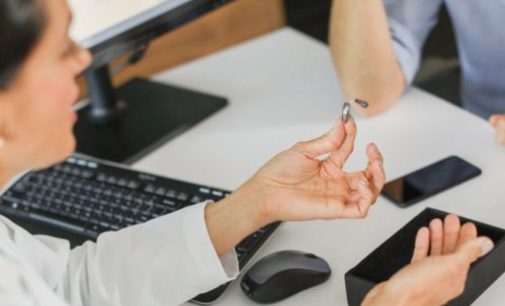 Слуховой аппарат с Alexa переводит иностранную речь и следит за здоровьем