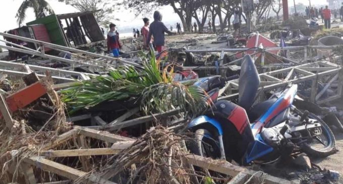 Очевидцы выложили видео цунами в Индонезии, которое убило сотни человек