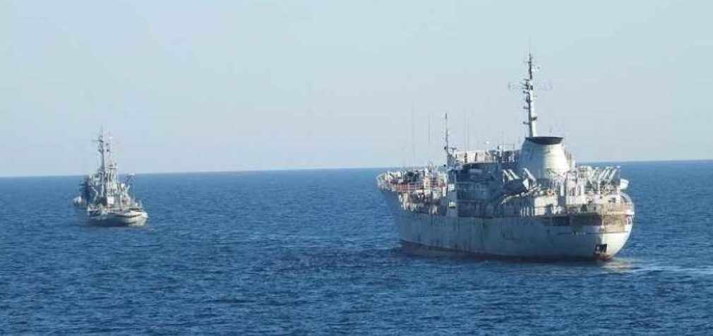Два судна ВМС Украины движутся в сторону Керченского пролива в сопровождении кораблей России