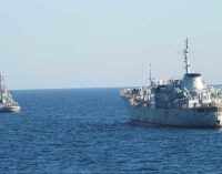 Два судна ВМС Украины движутся в сторону Керченского пролива в сопровождении кораблей России