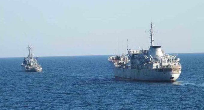 Два судна ВМС Украины движутся в сторону Керченского пролива в сопровождении кораблей России