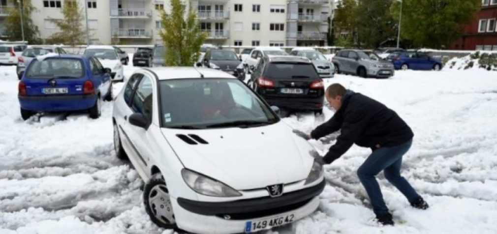 Францию ​​накрыли несезонные снегопады: 200 тысяч домов без света
